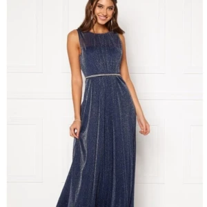 Ophelia Lurex Gown Navy - Bubbleroom kläning.Ophelia Lurex Gown Navy.Material: Yttertyg: 100% polyamid.