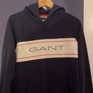 Gant Hooide - Mörkblå Gant Hoodie köpt för ungefär 1 år sedan och nästan aldrig använd. Tröjan är i nyskick!