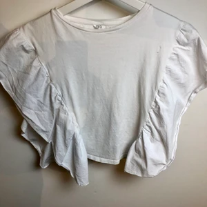 Blus - Säljer två vita blusar: Den första är från zara kids stl 164. Den andra blusen är från Vero Moda stl XS. 50kr styck 💕