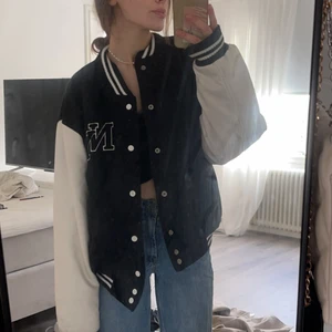 Collage jacka - Sååå snygga collage jacka!!! Köparen står för frakt 