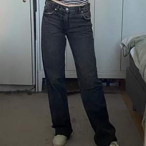 Slutsåld på zaras hemsida! Grå lågmidjade jeans modell. Zw premium 90s full length! Fler bilder vid intresse 