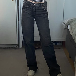 Slutsålda grå zara jeans  - Slutsåld på zaras hemsida! Grå lågmidjade jeans modell. Zw premium 90s full length! Fler bilder vid intresse 
