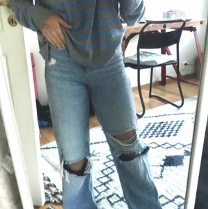 Håliga zara jeans - Blå håliga zara jeans köpta här på Plick för ca 400kr säljer för 150 med inkluderad frakt. Sparsamt använda💕