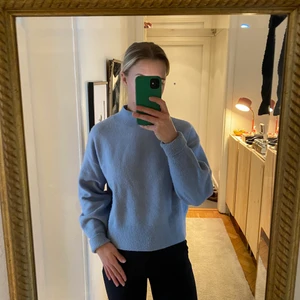 Stickad tröja & other stories - Fin blå stickad tröja från & other stories. Storlek S. 