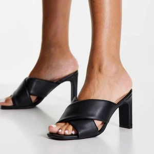 Klackar - Väldigt enkla och trendiga klackskor. Helt oanvända och har lappar kvar. Skorna är väldigt bekväma och snygga på. Modellen är wide fit. Nypris: 359kr. Hör av dig för fler bilder! 💚