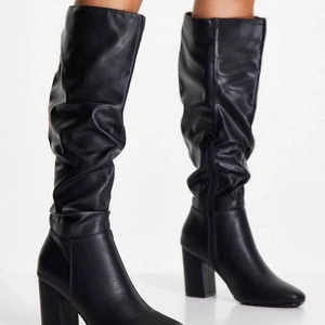 Klackar - SÅ snygga och trendiga klackar. Helt perfekta nu till hösten! Säljer då dem tyvärr är lite för små för mig. Storlek 42 men passar snarare 40/41. Annars väldigt bekväm och snygg sko. Helt oanvända och lappar finns kvar! Här av dig för fler bilder! 💚 