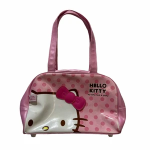 Rosa Hello Kitty väska - Verkligen jättegullig rosa Hello Kitty väska. Använt skick, ena dragkedjan är lite trasig (se sista bilden).