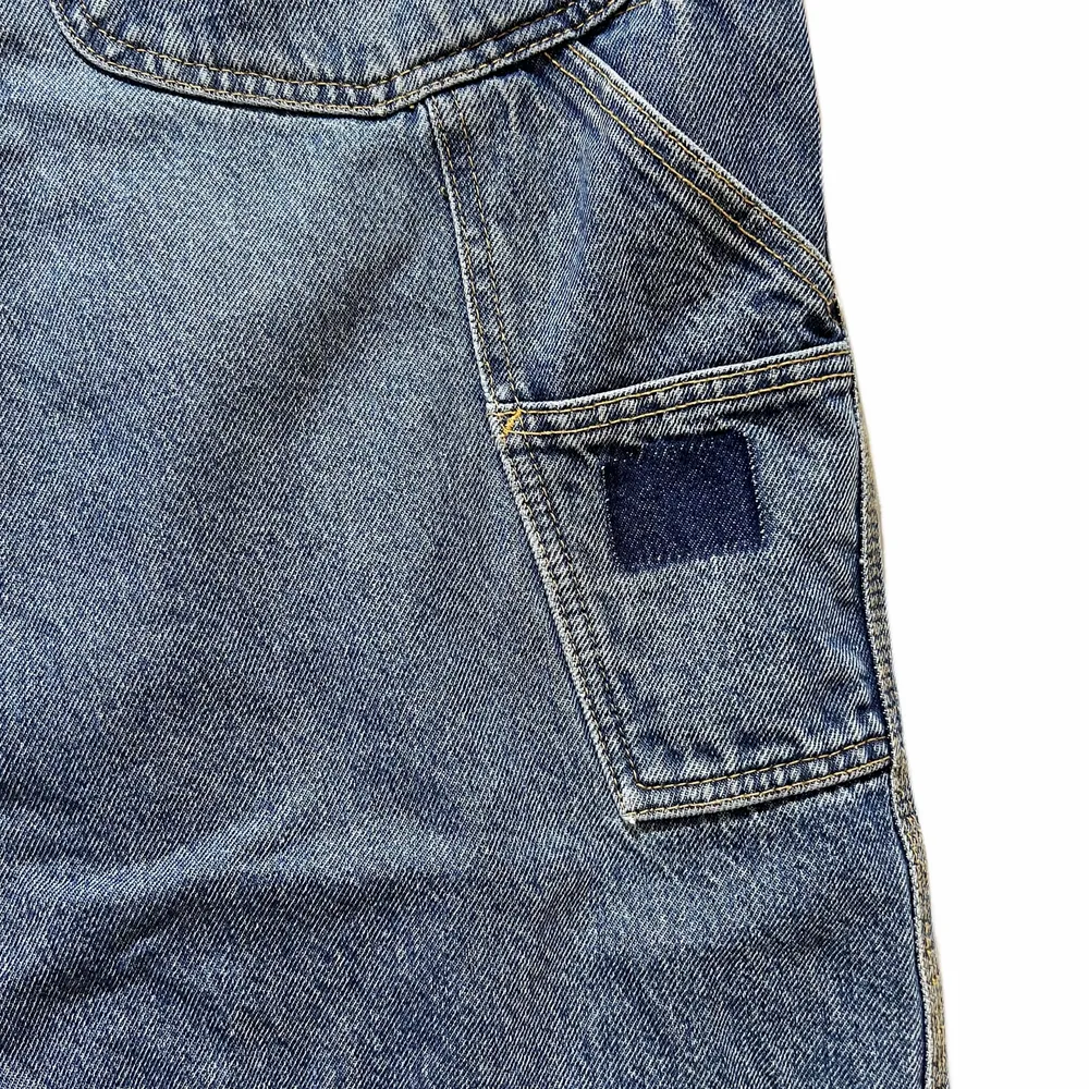 Asfeta baggy jeans från Weekday X Lee kollektionen. Originalpriset är 800kr och de går inte längre att köpa. Inga defekter, dock saknas en lapp på högra benet (se sista bilden). Stora i storleken. Midjemått: 80 cm / Innerbenslängd: 73 cm. Jeans & Byxor.