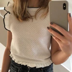 Zara topp - Säljer denna fina topp ifrån ZARA för 100kr+frakt. Skriv om ni vill köpa ❤️