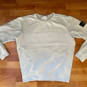 Stone island sweat - Stone island sweat i väldigt fint skick förutom röd/bruna fläckar på ena armen. Size M