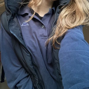 Mörkblå tröja - Superfin mörkblå märkeströja från Kappa med krage. I storlek M men det varierar såklart beroende på hur oversized man vill ha den. Skriv om ni undrar något <3 