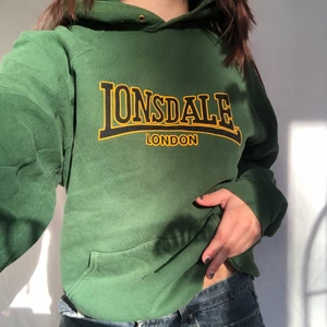 Grön trendig hoodie - Grön trendig hoodie med texten ” Longsdale, london”. Köpare står för 66kr frakt. Gott defetfritt skick. Visas på en S men passar både större och mindre beroende på önskad passform. Högsta bud 260kr. Avslutas när plagget markeras sålt. Du vinner om ingen budar mer än dig på 24h