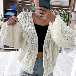 Shein - Stickad kofta - En jättefin stickad kofta från Shein med lite större ärmar. En bra längd nedåt men lite bred i ärmarna, men passar jättefint till vardags! 