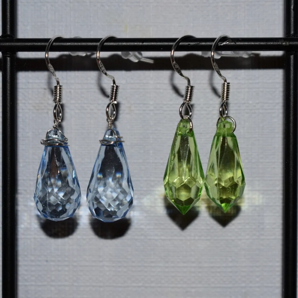 Handgjorda örhängen med droppar i blå eller grön. De görs vid beställning och är därmed helt oanvända. Krokarna är gjord av äkta silver :)) . Accessoarer.