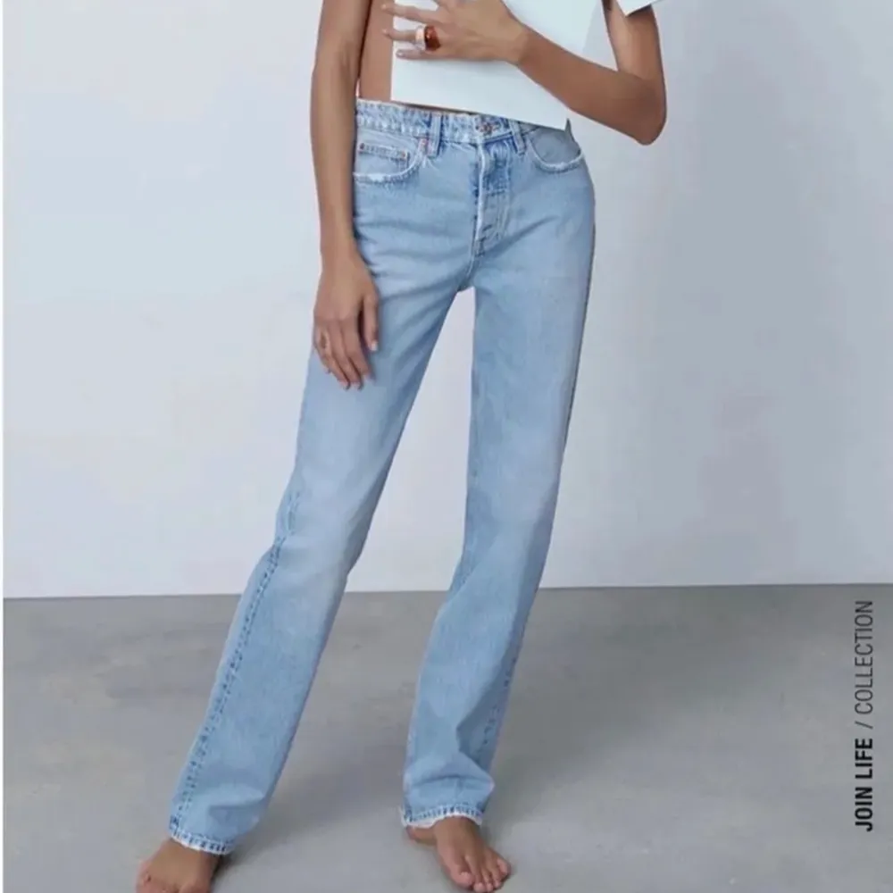 Säljer dessa populära zara jeans som alla vill ha! Dom är knappt använda och i superfint skick! Budet börjar på 150kr eller kontakta mig så diskuterar vi om priset💕. Jeans & Byxor.