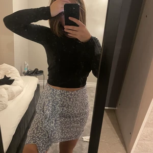 Mönstrig kjol - Säljer denna kjol som är använd ett fåtal gånger. Den är i storlek 34