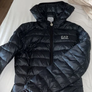 Armani jacka  - Detta är storlek S i bra skick,använd få gånger. Köpt för 1800. Säljer för 1000 plus frakt 