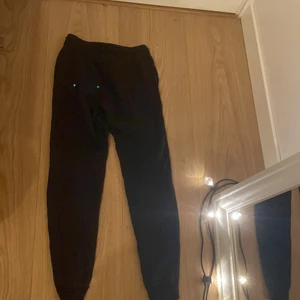 Nike mjukis byxor, svarta - Storlek : xs, använda 1 gång, passar på tjej och kille.