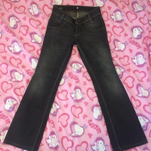 Lowwaisted bootcut Lee jeans - As kattiga lågmidjade Lee lee jeans som svänger ut längst ner, säljer endast dessa för att de dessa de tyvärr är för små för mig:/ kan mötas upp i Stockholm.