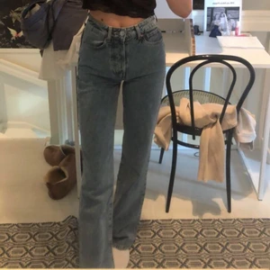 Bikbok jeans  - Superfina jeans ifrån Bikbok, passar jättebra på mig som har ganska smala ben. Storlek 24 vilket motsvarar ungefär storlek 32. Jag är 168 och de är någon centimeter långa för mig så de passar upp till 172 skulle jag tro om man vill ha de långa. Köpte för 599