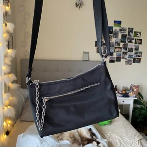 Väska - Söt väska från H&M, använd bara några gånger så är i jättefint skick! 150kr INKLUSIVE FRAKT❤️STÅR DET INTE SÅLD PÅ ANNONSEN FINNS DEN FORTFARANDE KVAR!!