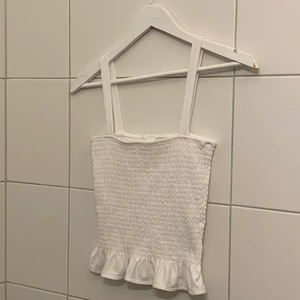 Topp från Hm - Väldigt söt topp från hm som tyvär är för liten, 