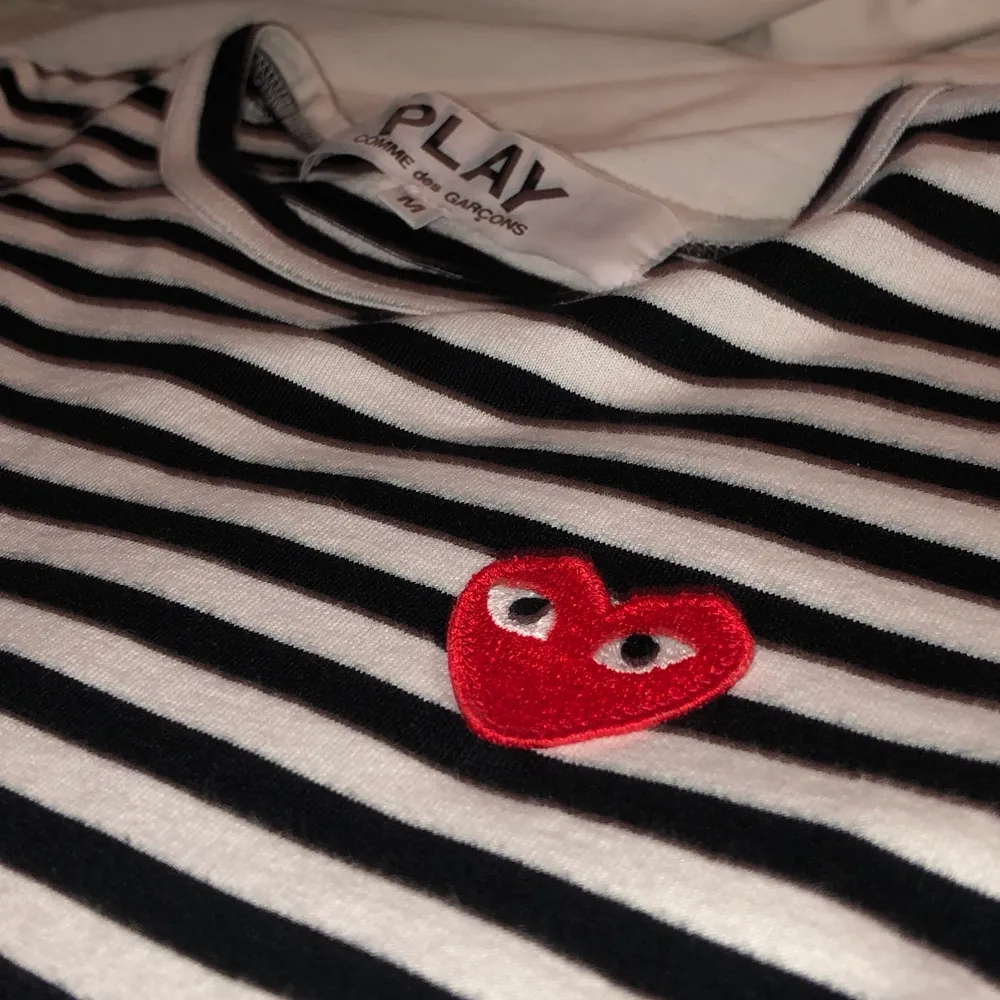 Säljer en sparsamt använd COMME des GARCONS långärmad T-shirt, då den inte används. Plagget är i storlek M, men jag själv skulle säga att den är närmare storlek S.. Tröjor & Koftor.