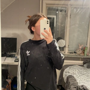 Adidas tröja - En tröja från Adidas som är väldigt fin men kommer inte till användning längre🥰❤️
