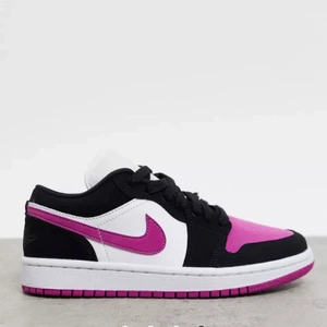 Jordans  - Säljer nu mina jordan air low då de inte kommer till användning längre, storlek 40 men små i storleken då dom passar mig som vanligtvis har 39, kan skicka fler bilder privat❤️