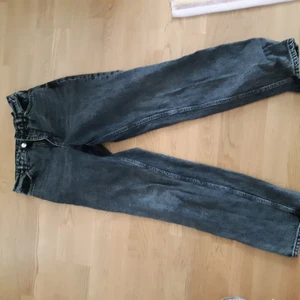 Gråa Jeans - Gråa straight Jeans från Monki i storlek 38  :) 