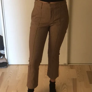 Croppade kostymbyxor från Stylein - Knappt använda kostymbyxor från Stylein. Byxorna är i brunt hundtandsmönster. Väldigt stretchiga. 