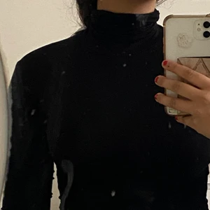 Polo tröja - Jag har jättamånga polo tröjor så varför inte sälja en av dem. Materialet är guld🤩 och perfekt för vintern. Du lär inte frysa med denna tröjan på. Den är svart och man kan matcha den med mycket. 
