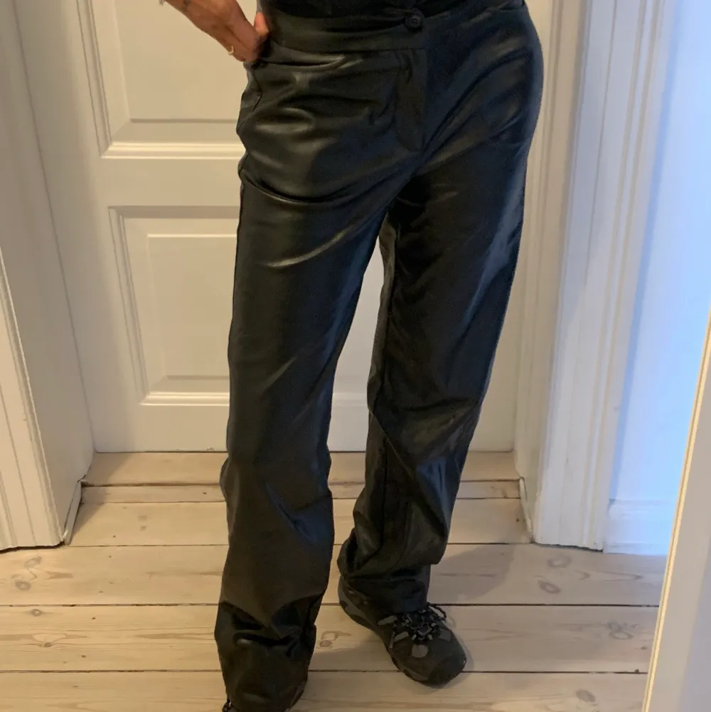 Vegan leather pants with pockets. Really good fit - tight around the bum and loose on the legs. Good condition. Jeans & Byxor.