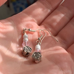 Blommiga pärlörhängen ❤️ - Pärlor!