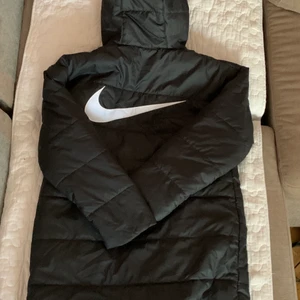 Nike Nsw Core Syn Parka White/Black - En Dam	Parka Jacka från Nike. Färgen på jackan är i svart med vita detaljer på fram och baksida. En Loose Fit på jackan , även Varm. Jackan är köpt förra vintern men ej kommit till använda alls, alltså inte använd en endaste gång. Tveka inte att höra av dig vid minsta lilla fundering ❤️