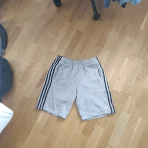 Adidas Shorts - Fina adidas Shorts säljer då jag inte får plats i dem skicket är väldigt bra och de sitter super fint
