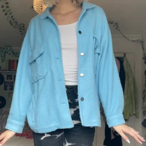 Kappa - Super mysig blå mjuk kappa, kommer tyvärr inte till användning. Köpt för 350 kr, bra skick 💕💕💕 ger rabatt vid köp av flera plagg 💕💕