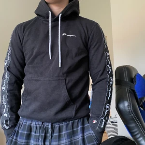 Champion  - Champion huddi i storlek M passar en S med. Köpt för 600kr säljer för 200kr. Använd sparsamt.