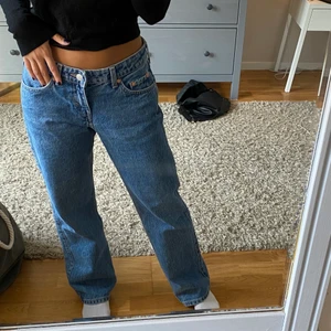 weekday jeans strl 26/30 - Säljer mina jenans från weekday i modellen Arrow.  Väldigt populära och ofta slutsålda på hemsidan. Knappt använda ca 4 gånger. frakt tillkommer 🥰
