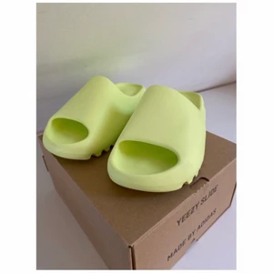 YEEZY SLIDES  - Yeezy x adidas slides färg GLOW GREEN. Storlek 6 US (37 EU). Kommer i box.