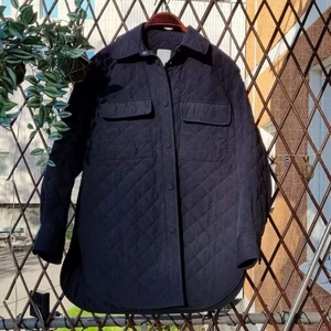 Quiltad skjortjacka från H&M - Svart quiltad skjortjacka från H&M. Snygg med bröstfickor och rundade sidor! Oanvänd! Funkar upp till storlek M