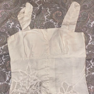Söt blus/topp - Säljer denna jätte fina vintage toppen/blusen i 36-38 beror lite på ens storlek runt om bysten eftersom man knäpper så långt man vill den har super fin spets och ser ut som ny då den är så lite använd🤍 hör av er för frågor elelr liknande:)