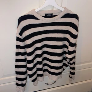 Tröja från Bershka  - Använd fåtal gånger, är i storlek XS, men passar den som har S också 