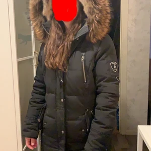 Vinterjacka stl 38/40 - Varm vinterjacka från Rock and Blue. Äkta päls i krage och huva. Knappt använd så i fint skick. 