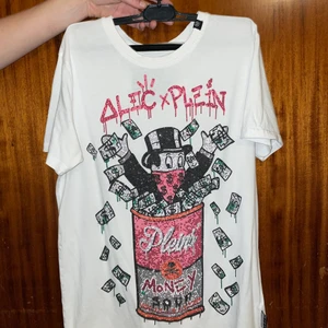 PHILIPP PLEIN ALEX'S (MAKE MONEY) - Tröjan köptes för 8000kr men säljer för 3000kr eller mindre. Storlek M/L men kan passa S. Är använd fåtal gånger samt är i god skick. Skriv tveka inte! 