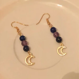 Golden moon earrings - Handgjorda örhängen i guld med äkta lapis lazuli och ametist ❤️ betalning via swish