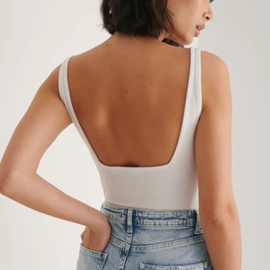 NA-KD body  - Gardobesrensning! Jätte fin body från NA-KD. Använd en gång! 