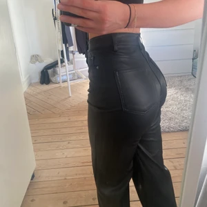 skinnbyxor - absolut snyggaste och mest perfekta skinnbyxorna från HM, helt slutsålda i den här storleken!!! Dom sitter verkligen som en smäck och formar kroppen så bra men tyvärr är dom nån centimeter för korta för mig som är 173 cm lång😭 