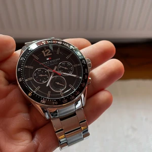 Tommy Hilfiger Klocka - Hej! Säljer min nya Hilfiger klocka som köptes som present till mig. Nypris runt 3000kr, dock liten spricka i glaset som knappast syns. kan frakta, alla länkar låda kommer med. Kan byta mot 2-3 plagg S-M Man