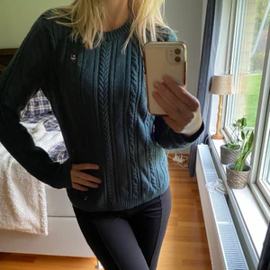 Kabelstickad tröja från Bondelid - En grön stickad tröja från Bondelid🥰 Strolek S. Kan mötas upp i Vänersborg, annars står köparen för frakt